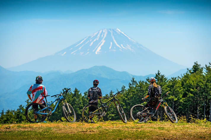  Bilderbuch-Vulkan: Mount Fuji reckt seine knapp 3700 Meter hohe Schneekuppe in den blauen Himmel.