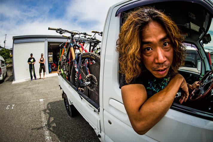   Knows his way around: Trail builder Nogucchi shuttles us to the best trails in the area. Unfortunately, trail bans are a real challenge for the Japanese. "While we don't take trail bans too seriously, either at home or here, the Japanese hold every rule sacred," says Steffi Marth.