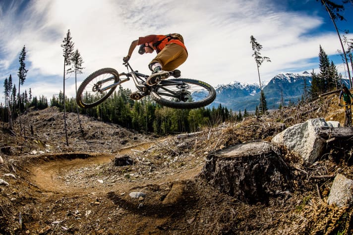   So geht’s! Style-Meister Thomas Vanderham zeigt Steffi Marth den inverted Tabletop. 