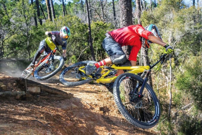   Expensive chases cheap: Santa Cruz Nomad (€ 8699) chases Pulse RS2 (€ 2199) down the Pino Morto test trail in Finale Ligure. The riding experience was closer than we would have expected.