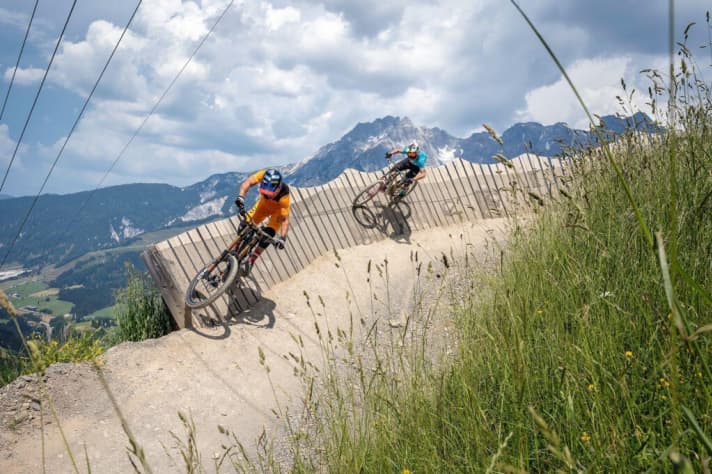   Steilkurve mit Aussicht: Die Abfahrt Flying Gangster windet sich ab der Mittelstation ins Tal und war bisher die meistbefahrenste Strecke in Leogang. 