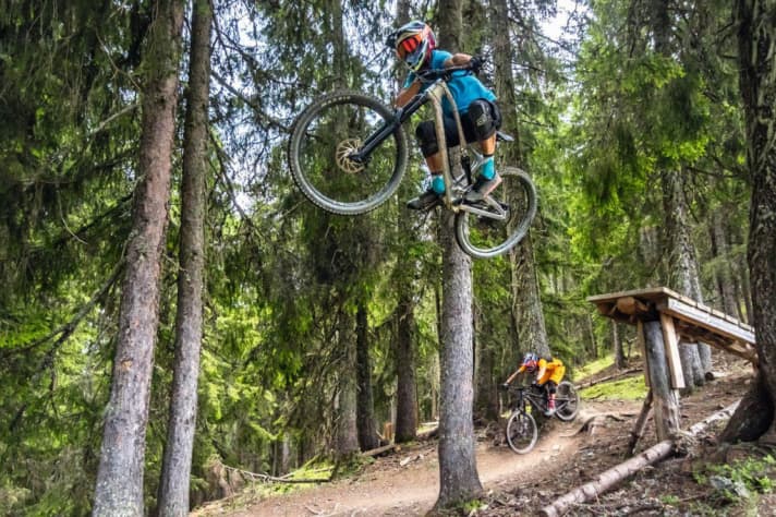   Highlight of Hangman 1: the jump combination of Boner-Gap in Drop in Boner-Gap. Caution: don't jump too far on the centre drop!