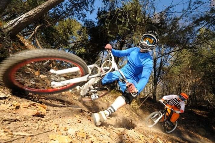   Milde Temperaturen, staubige Trails – Bozen war endlich mal wieder ein ideales Testrevier. Blaumann Julian flieht auf dem 180er- „SX Trail“ vor Sträfling Flo mit dem neuen Morewood „Zama“.