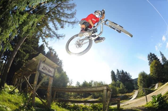   Fly baby! The "Entourage" was developed purely as a fun bike for the park. 170 millimetres of suspension travel, super-short chainstays and great suspension performance are pretty helpful when it comes to achieving your goals.