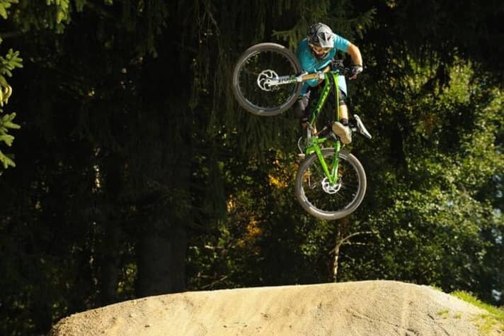   Feel-good geometry, potent suspension and liveliness - attributes that make the "Slash" a jump-loving bike park partner - provided the trails are nice and flowy. Here Chris Schleker caresses the Remedy on the jumpline on the Geißkopf.