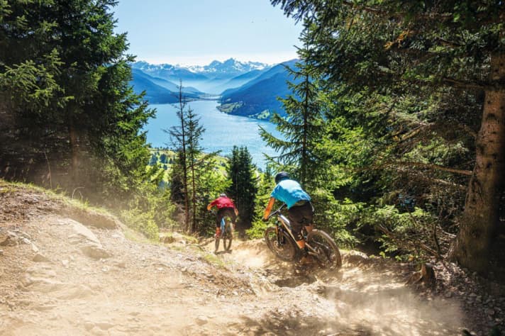   Plamort-Tour: Abfahrt mit Seeblick. Der Trail führt über die Landesgrenze ins italienische Reschen. 