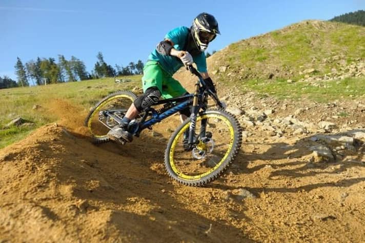   Same look, different bike: Das Canyon „Torque FRX“ erkennt man immer noch von Weitem. Aber der Rahmen wurde komplett neu konstruiert. Die Fahreigenschaften sind eine ganze Klasse besser als zuvor.