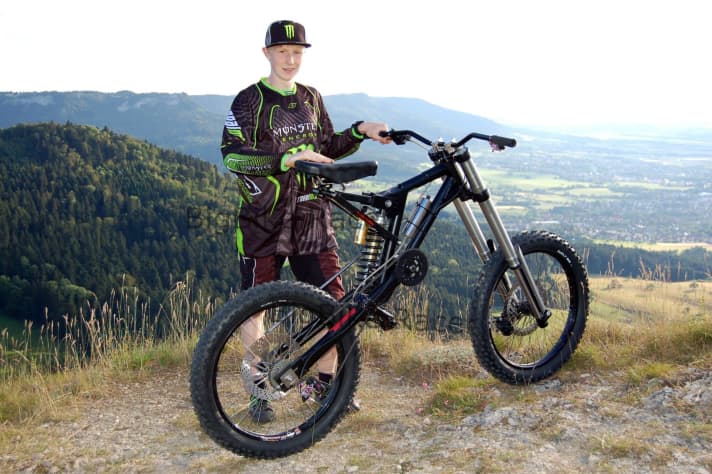   Adrian Reiber with his monster bike "Dreidoppel 666"