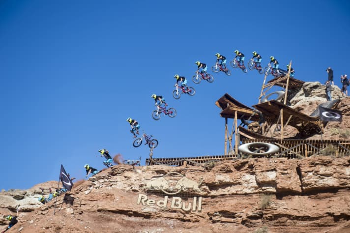   Keine gebauten Stunts mehr bei der Rampage! Dabei sorgten die Bauten wie der legendäre Oakley Sender für radikalste Action. Hier scheitert James Doerfling an dem Superdrop.