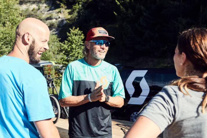   Freeride veteran Holger Meyer: the sports science graduate has been passing on his knowledge in riding technique courses since his career as a downhill world cup rider. His riding technique school is called "Die Rasenmaeher". http://www.dierasenmaeher.de
