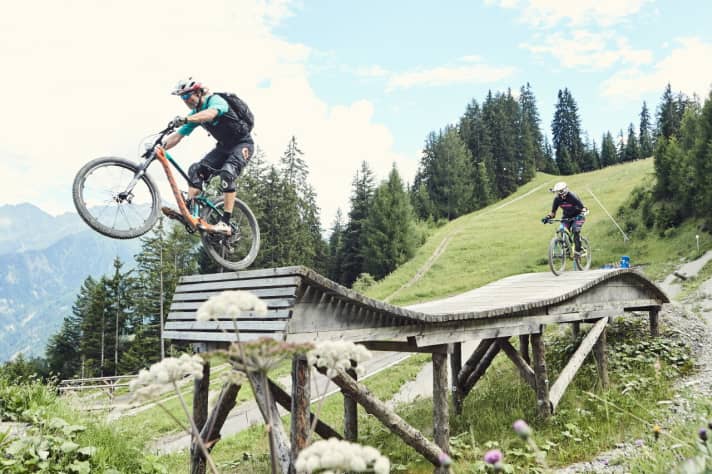   Hier springt der Meister (und Meyer) persönlich: Holger Meyer in der Holzwelle im Bikepark Serfaus-Fiss-Ladis. „Ideale Trainingsbedingungen!“, sagt Holger Meyer.