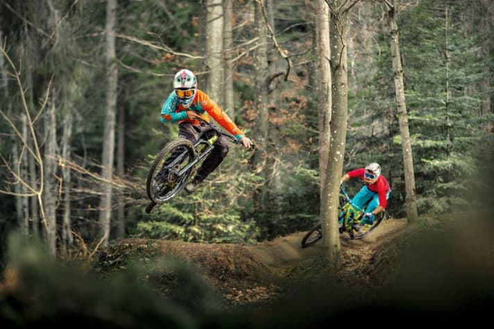   Gebaut, um es fliegen zu lassen: Die robusten Alu-Bikes auf der Freeride-Abfahrt Baden to the Bone. Vorne Spindrift, hinten Soulfire.