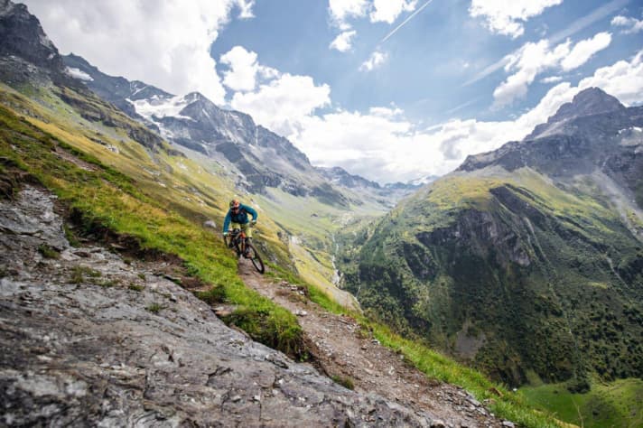   Les Arcs, Frankreich: La Varda – Hier holt der Trail noch mal Luft, bevor er sich in die Tiefe stürzt: nix für Wackelkandidaten! Doch Experte Flo Konietzko hat’s im Griff.