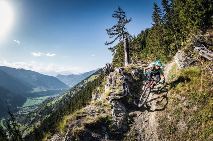   Verbier, Frankreich: Vertigo – Das soll der superkrasse, supersteile Vertigo sein? So fies sieht er hier gar nicht aus, doch der Schein trügt. Profi-Bikerin Steffi Marth lässt ihn geschmeidig aussehen!