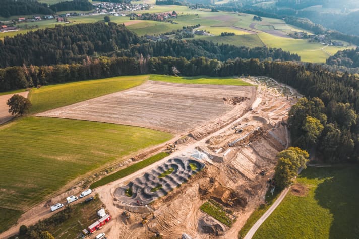   Swiss Bike Park: At the bottom centre you can see the 300-metre-long pump track with its waves.