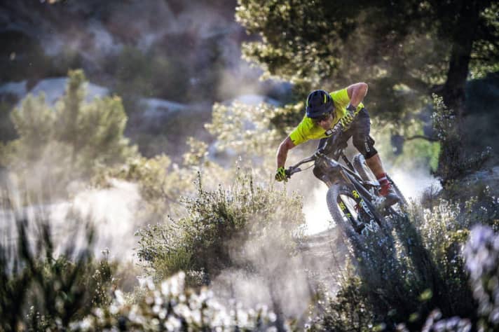   YT Decoy CF Pro Race: When the trail tilts downwards, you can't help it: you fold your elbows outwards, squint your eyes and think you're the fastest biker in the world. Hell yeah!