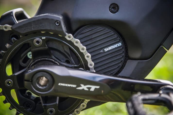   YT Decoy CF Pro Race - power cell: YT installs Shimano's E8000 motor and speculates on its successor, which is supposed to be much better. Annoying: the slight whining sound.