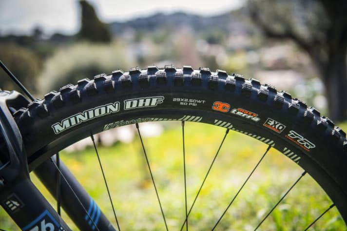   YT Decoy CF Pro Race - roll bar: YT relies on the motocross principle: big at the front, small at the back. The fork is fitted with a 29-inch wheel - this ensures safety and confidence.