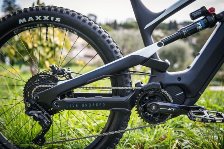   YT Decoy CF Pro Race - Potent: The Decoy rear suspension is plush and has pop. Flexible: You can adjust the head and seat angles by 0.5 degrees and raise the bottom bracket using a flip chip.
