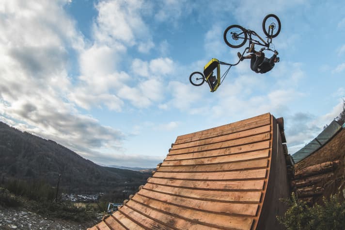   Danny MacAskill: Flip with bike trailer