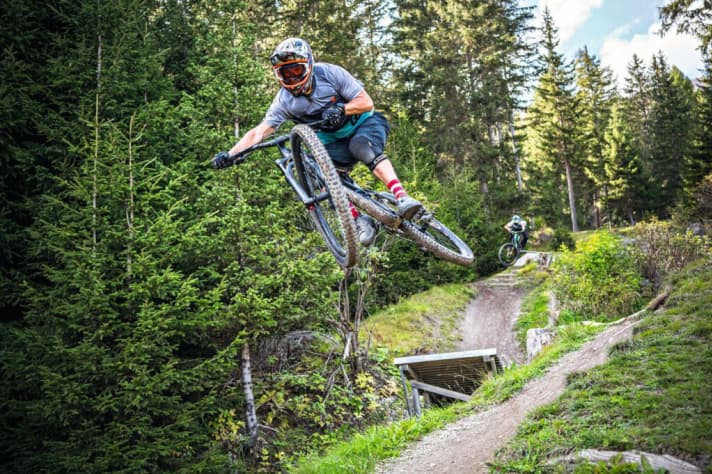   Gut festhalten! Auf dem zornigen Downhill im Bikepark Serfaus-Fiss-Ladis stießen die zwei Enduros an Grenzen. Fliegen lassen kann man es dennoch – denn Popp besitzen beide Bikes zur Genüge.