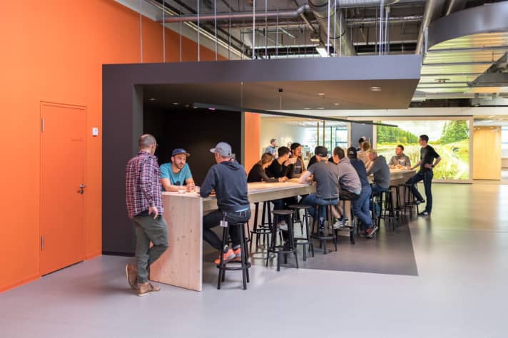   BIKE zu Besuch beim Onlinehändler Bike Components. Das Foyer lässt die Ausmaße der Firma erahnen. Schon der Eingangsbereich, in dem sich nicht viel mehr als eine Kaffee-Theke befindet, ist so groß wie ein Handballfeld. Die gesamte Firmenfläche von Bike Components beträgt gigantische 29 000 Quadratmeter.