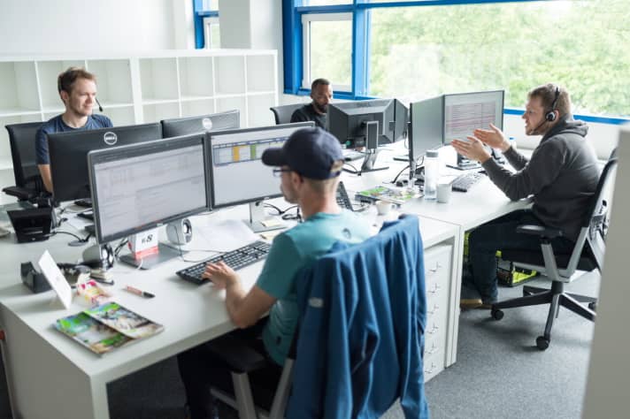   Das Callcenter hat 28 Plätze. An Vierer-Schreibtischinseln wird mit Kunden telefoniert, gemailt und gechattet. Knapp 90 Prozent der Bestellungen gehen aber volldigital über den Webshop ein.