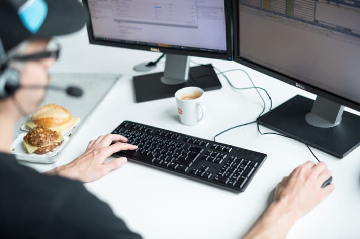   Im Kunden-Center geht es bewusst locker zu. Wer Hunger hat, holt sich was zum Essen, wem es nach Kaffee gelüstet, der geht zur Kaffee-Maschine. Die entspannte Atmosphäre soll auf die Kundengespräche abfärben und das Callcenter neben Beratung auch ein Gefühl von Vertrauen vermitteln. Deshalb werden Kunden auch konsequent geduzt.