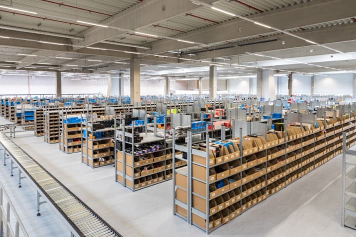   The dispatch area with warehouse, packing stations and delivery is as big as four football pitches. In total, the Bike Components webshop lists almost 70,000 items, 72 per cent of which are directly available. A sophisticated storage system ensures that the packers' walking distances are as short as possible. The shelves with the bestsellers, for example, are very close to the packing stations, while the slow sellers are stored at the very back.