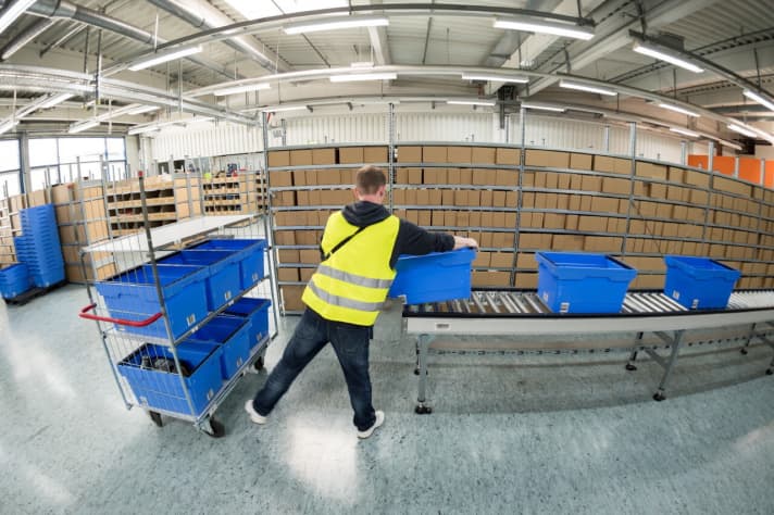   Jede Bestellung kommt zunächst in eine blaue Box. Anschließend geht es weiter in die Verpackungsabteilung.