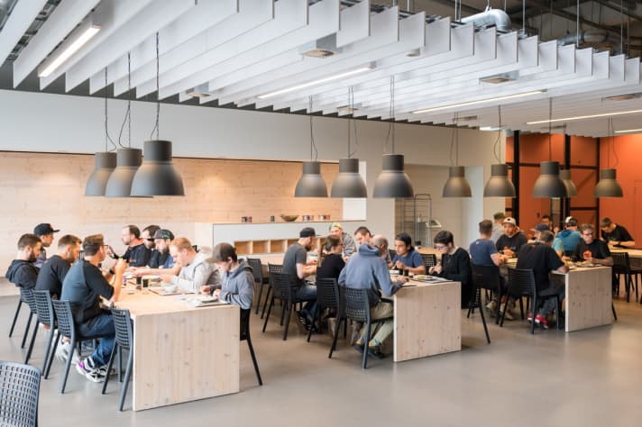   To ensure that the lunch break is a time to relax and nobody has to drive around to get something to eat, the company building, which was newly occupied four years ago, has its own canteen.