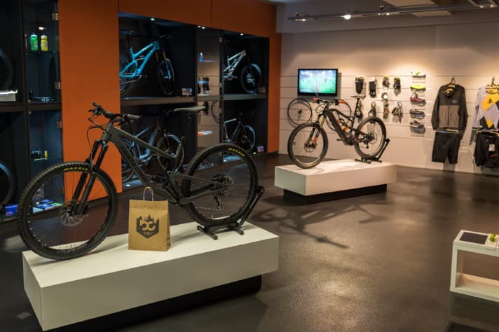   Mit dem Shop in der Aachener Innenstadt fing alles an. Als die beiden Fahrrad-Enthusiasten Marcus Wenkel und Klaus Hoenig vor zwanzig Jahren Bike Components gründeten, packten sie die Versand-Pakete noch selbst. Der Shop ist Anlaufstelle für Kunden, die ihr Wunschteil vor dem Kauf mal in die Hand nehmen wollen. Täglich pendelt ein Transporter zwischen Shop und etwa 20 Kilometer entfernter Firmenzentrale. Auf Wunsch können die im Internet bestellten Waren nämlich auch im Laden abgeholt werden.