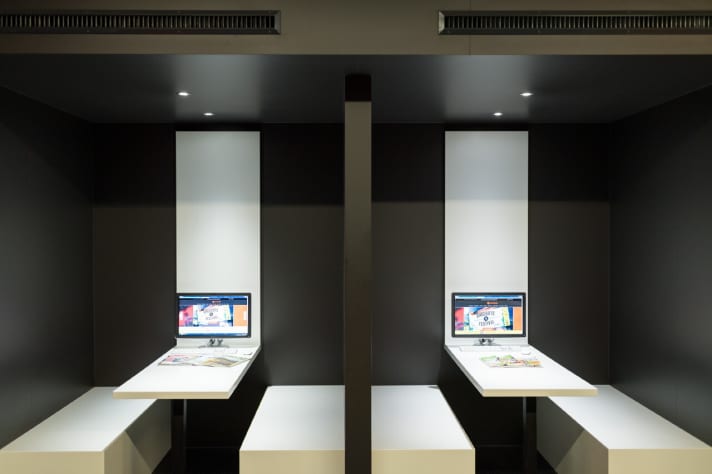   Nüchterne, neue Einkaufswelt: Beratung per Monitor, statt am Warenregal.