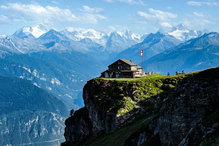   Das Hotel Weisshorn im Val d’Anniviers wacht auf 2337 Metern Höhe über dem Rhone-Tal. Von hier aus starten Weltklasse­abfahrten wie der Balkon-Trail nach Zinal hinunter.