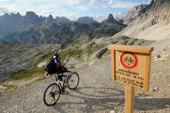   Drei Zinnen für Mountainbiker verboten? Ja, die Wege direkt am berühmten Felsmonument sind für Biker tabu. Dafür gibt es lohnende Alternativen.