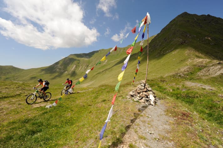   Das Mountainbike-Revier rund um Sexten muss nicht immer steinig sein: alter Militärweg am Kniebergsattel.