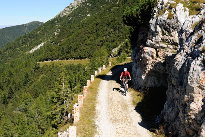   Die Hochebenen sind alles andere als eben oder flach. Auf den Militärstraßen geht es ständig bergauf und bergab.