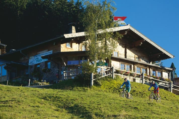   Der Fleckalm-Trail führt direkt an der Fleckalm-Hütte vorbei: Es duftet nach Apfelstrudel. Keine Chance, da ohne Pause vorbeizukommen.
