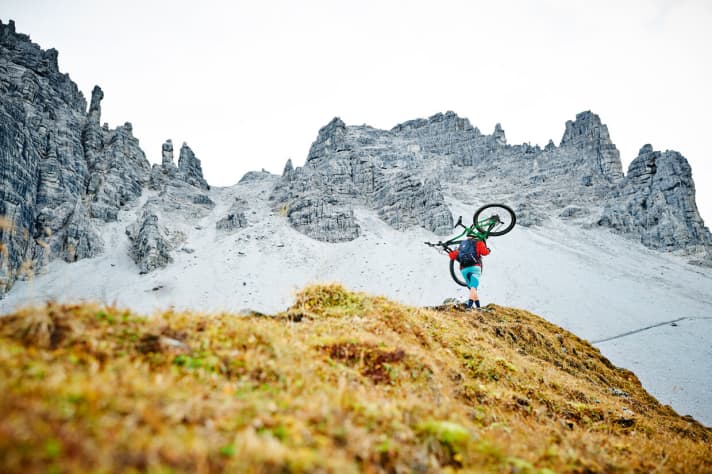   In the high mountains, carrying passages are part of it. Ten years ago, Ludi was still heaving a 17-kilo bike up here