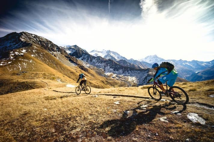   Verbier – ganz gross: Verbier gehört zu den Big-Mountain-Revieren der Schweizer Westalpen. Lange, einsame Trails wickeln sich um die Flanken der 3000er-Gipfel. Auf ihnen kann man tagelang herum-kurven, ohne dass es dabei langweilig wird. Gutes Fahrkönnen aber vorausgesetzt.