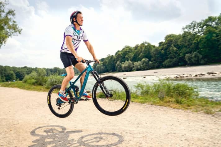   So nicht: Beim "Schweine-Hop" hebt man mit Vorder- und Hinterrad gleichzeitig ab. Dafür geht man von der Beugung in die Streckung. Für den Trail-Einsatz und höhere Hindernisse ist diese Technik unzweckmäßig. Einzig und alleine bei hoher Geschwindigkeit und sehr kleinen Hindernissen ist der Schweine-Hop nützlich. Zum Beispiel bei Abfahrten, bei denen man Wasserrinnen oder Mulden überwinden will.