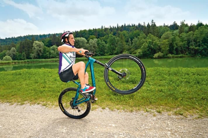   Falsch: So klappt das nie. Jeden Moment schnappt das Vorderrad nach vorne. Denn die Arme werden beim Wheelie nie gebeugt, zudem ist der Sattel abgesenkt und erschwert so die Beinarbeit. Die häufigsten Fehler: undosierter Bremseinsatz, Schwerpunkt zu weit vorne, austarieren durch Beugen der Arme.