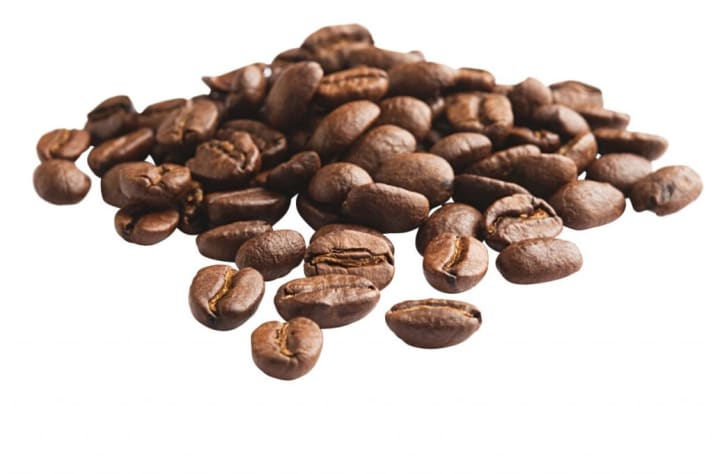   Kaffeebohnen enthalten Koffein.