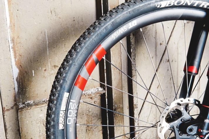   Trek: Breite Carbon-Laufräder von DT Swiss mit schmalen Semislicks.