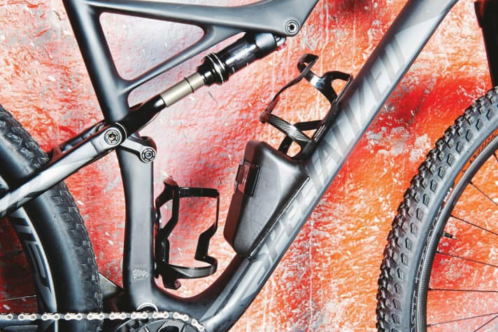   Specialized: Zwei Flaschenhalter und das SWAT-Werkzeugset prädestinieren das Bike für den Marathon-Einsatz.