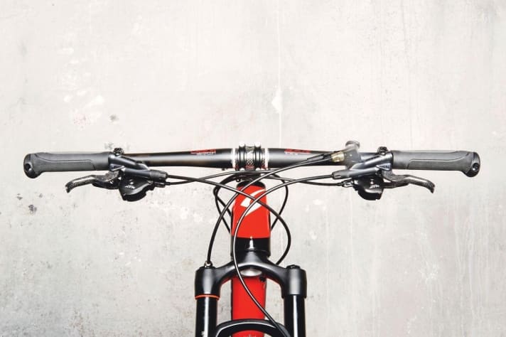   Simplon: Racer lieben ein flaches Cockpit und die reduzierte Bedienung mit dem Doppel-Lockout fürs Fahrwerk.