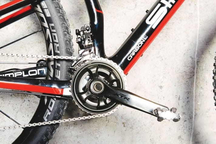   Simplon: The double drivetrain extends the range of use compared to the single versions of competitors. A second water bottle fits under the down tube.