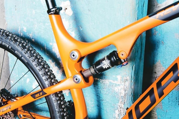   Norco: Tight rear suspension, no lockout remote.