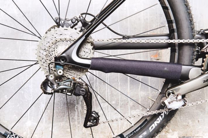   Canyon: The carbon frame does without a hinge above the dropout - the necessary flex is provided by the appropriately shaped carbon fibre seat stays.