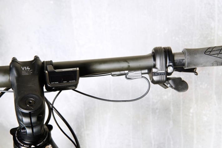   Canyon: Das Display am Vorbau und der Schalthebel gehören zur elektronischen XTR Di2-Schaltung.